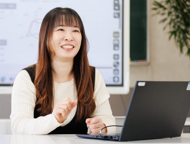 インタビューに応える国際ビジネス公務員大学校の教員高橋幸代さん